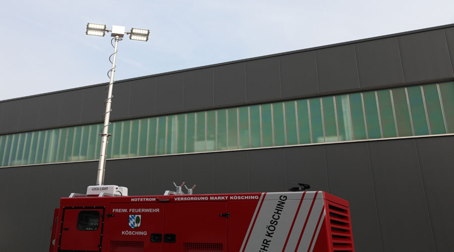 Lichtgiraffe in LED Technik fr die Feuerwehr mit 250 kVA Stromerzeuger
